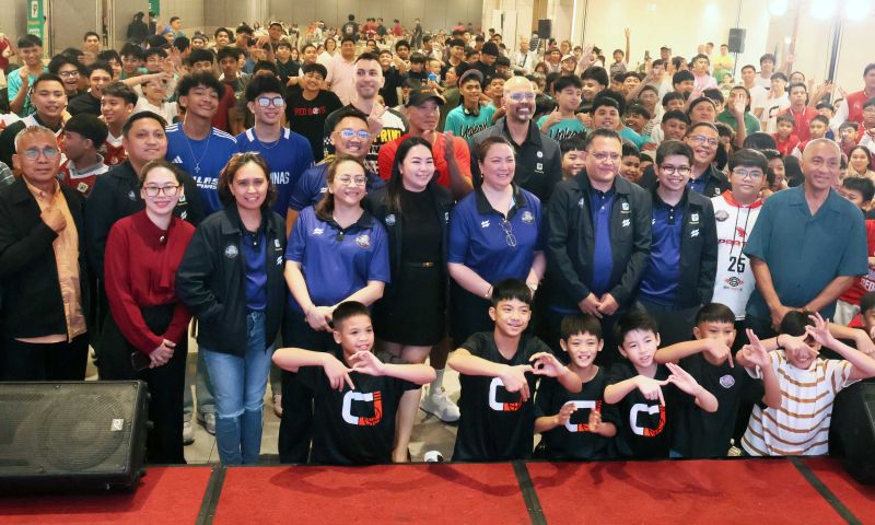 Representatives from the Palawan Group, together with Benjie Paras, honored youth basketball and supported the next generation of Filipino athletes.